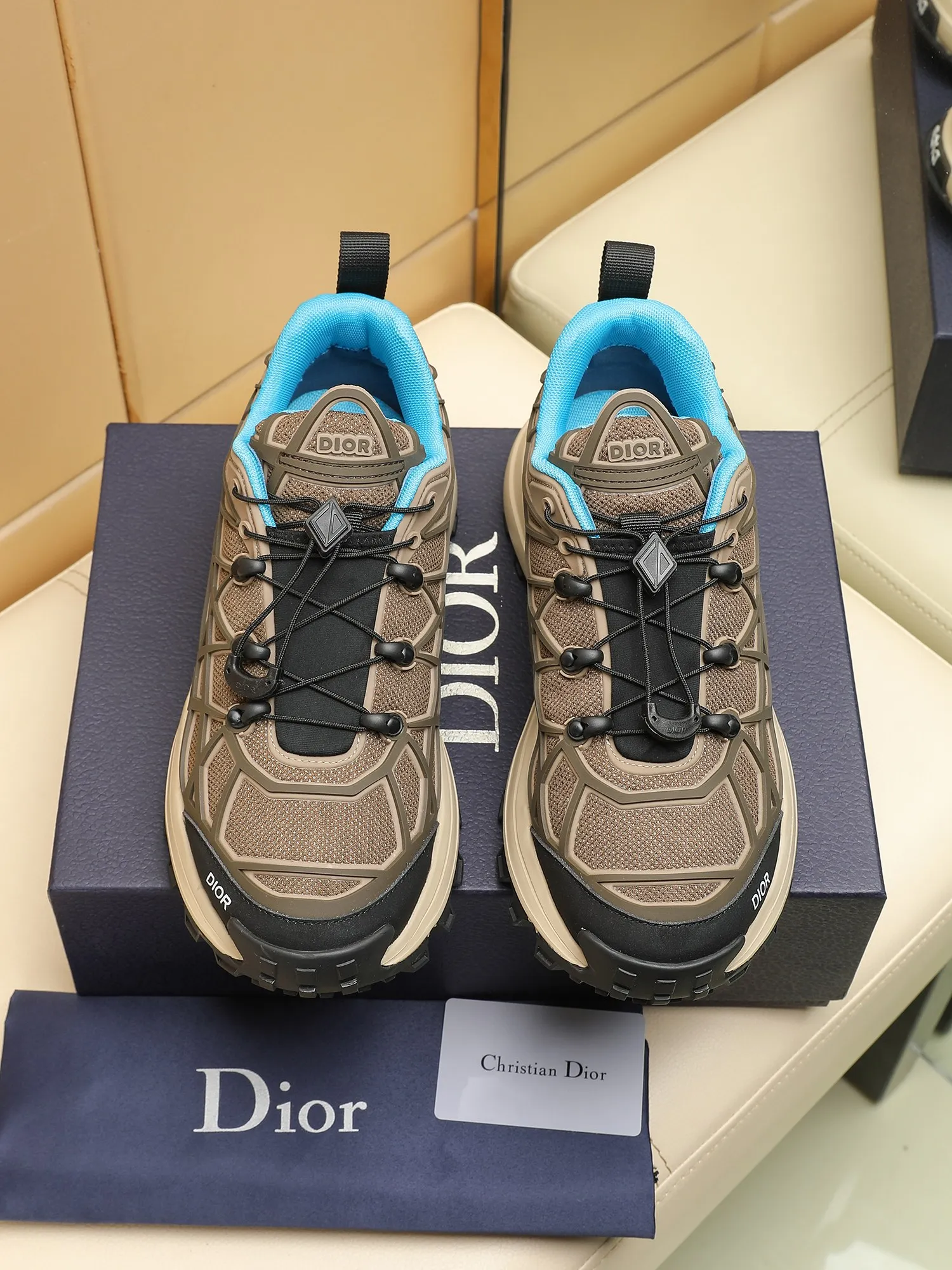 Men's Men's Shoes 💰520 [New Style] 🏍️🏍️Dior-B31 RUNNER sneakers highlight the fashionable silhouette, decorated with curved cannage pattern, reinterpreting classic patterns in a structural style, enriching Dior's 2023 summer men's wear series. Meticulously crafted using the advanced craftsmanship of hiking shoes, it blends outdoor culture with Dior heritage. Code number 38-45, multiple colors available, 38-44 (45 can be customized